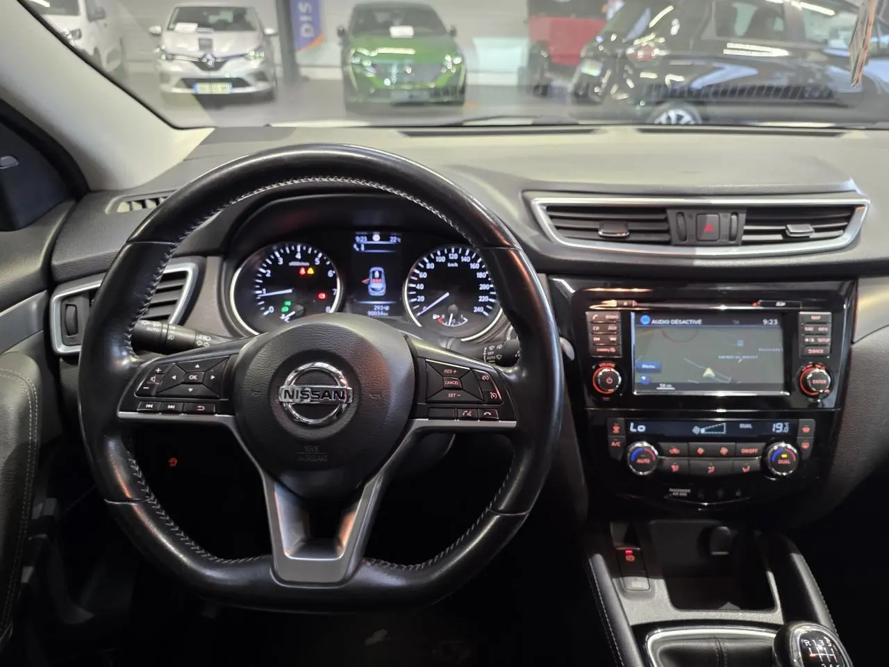 Vue intérieure centrée sur le volant cuir noir et tableau de bord du Nissan Qashqai 1.2 DIG-T 2018.