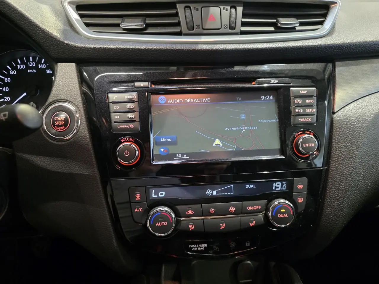 Vue rapprochée du tableau de bord noir du Nissan Qashqai 1.2 DIG-T 2018 avec écran tactile et commandes climatisation.