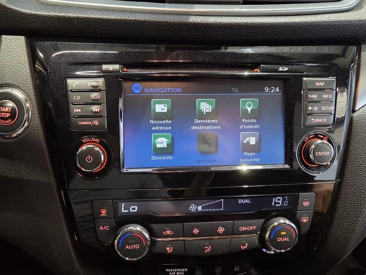 Vue rapprochée du tableau de bord noir du Nissan Qashqai 1.2 DIG-T 2018 avec écran tactile de navigation et commandes climatisation.