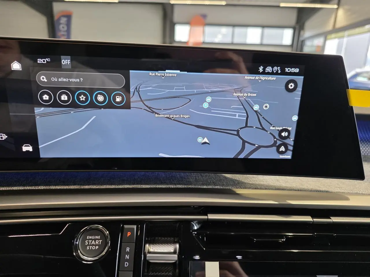 Vue rapprochée de l’écran tactile du tableau de bord du Peugeot 3008 gris titanium, affichant la navigation GPS.