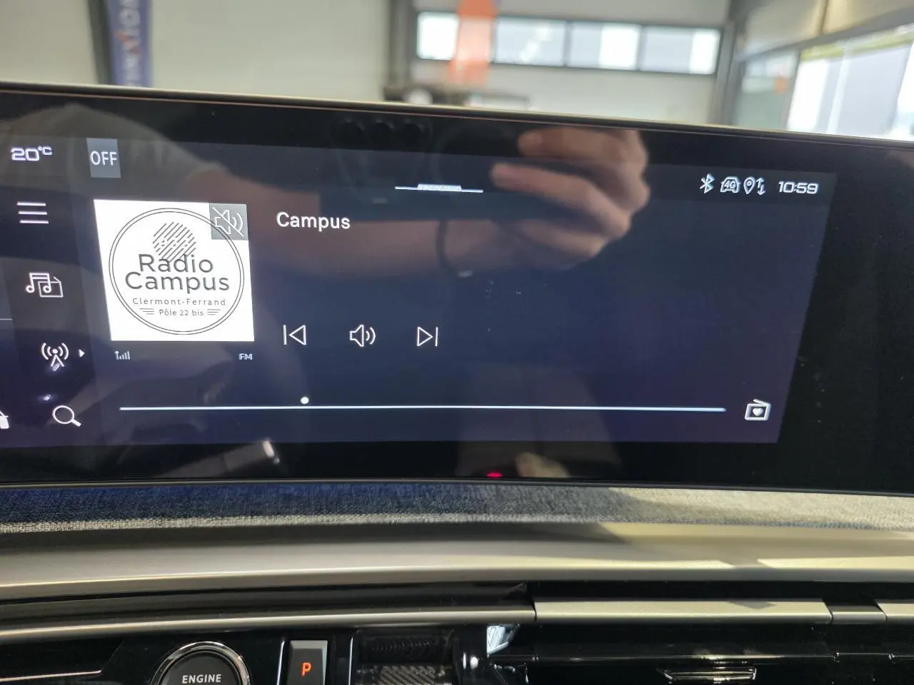 Écran tactile central du Peugeot 3008 gris titanium 2026 affichant une radio FM avec interface moderne.