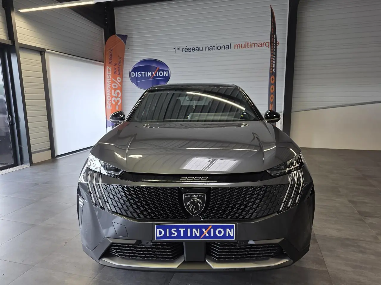 Vue avant frontale du Peugeot 3008 gris titanium 2026 avec calandre noire et signature lumineuse verticale distinctive.
