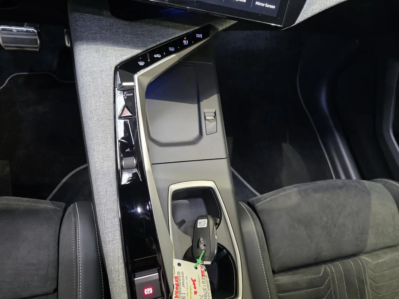 Vue rapprochée de la console centrale du Peugeot 3008 gris titanium, avec levier de vitesse et commandes tactiles.