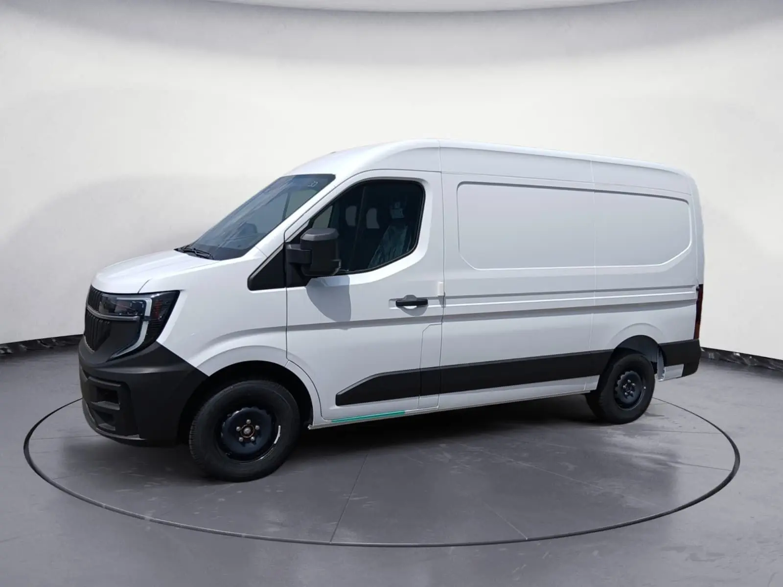 Renault Master blanc en vue de profil côté gauche, fourgon utilitaire avec pare-chocs et bas de caisse noirs.