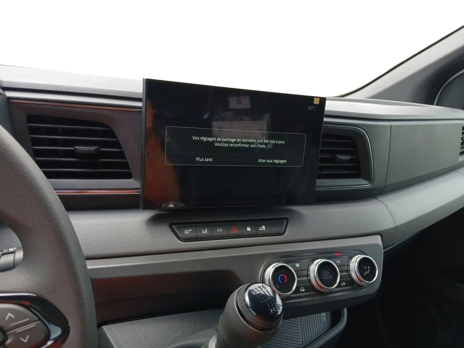 Vue intérieure du tableau de bord du Renault Master blanc 2026, avec écran tactile et levier de vitesses manuel visible.