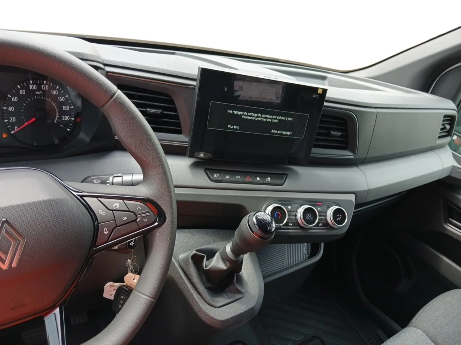 Vue intérieure du tableau de bord du Renault Master 2026, avec volant à gauche, écran tactile central et levier de vitesse manuel.