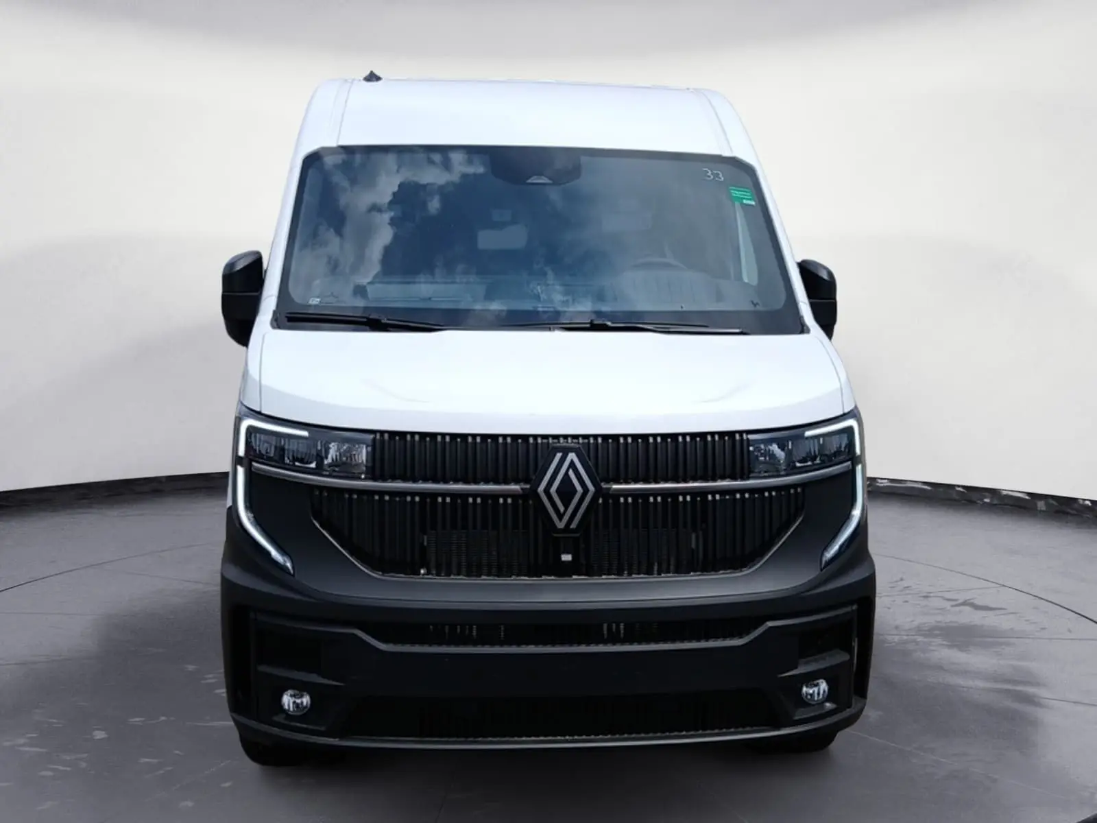 Vue frontale d’un Renault Master blanc 2026 avec calandre noire et logo Renault bien visible.