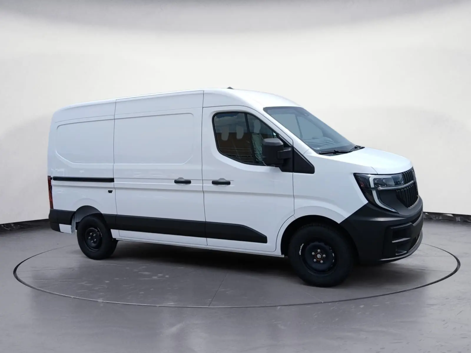 Vue 3/4 avant droit d’un utilitaire Renault Master blanc avec pare-chocs noirs et jantes tôles noires.