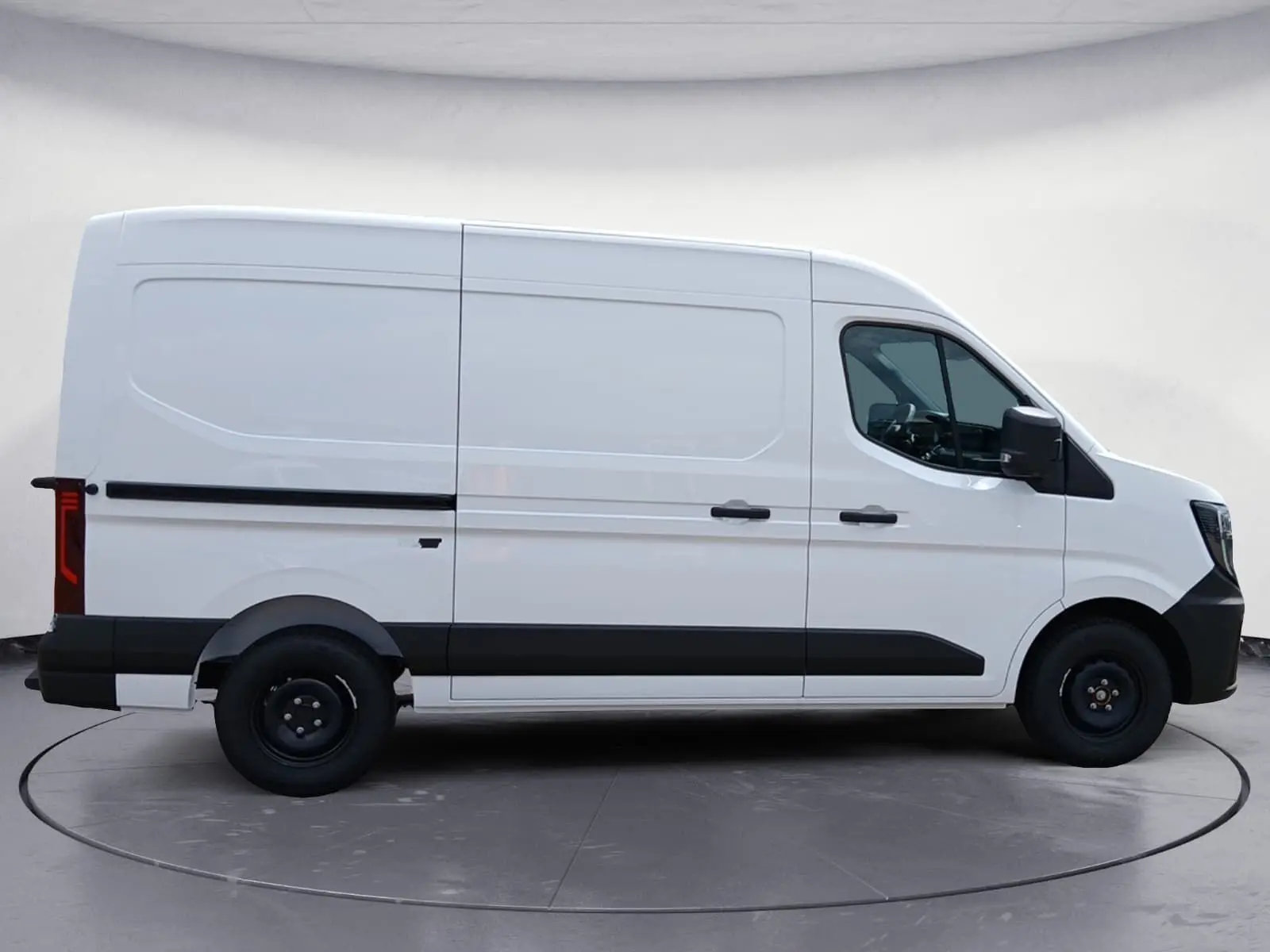 Vue latérale droite d’un utilitaire Renault Master blanc L2H2 avec bandeau noir et roues acier noires.