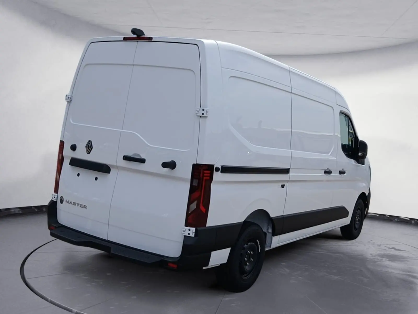 Vue 3/4 arrière droite d’un utilitaire Renault Master blanc avec portes arrière fermées et feux arrière allongés.