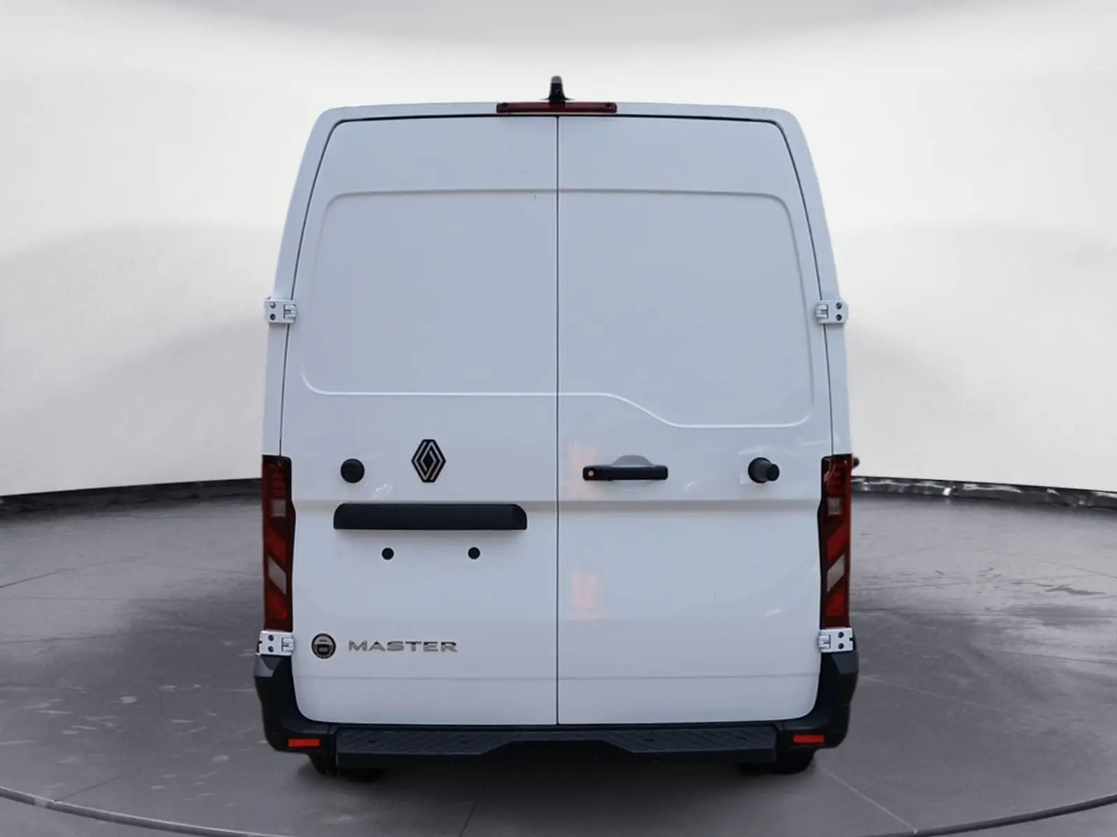 Vue arrière d’un utilitaire Renault Master blanc, portes battantes fermées avec logo et feux rouges verticaux.