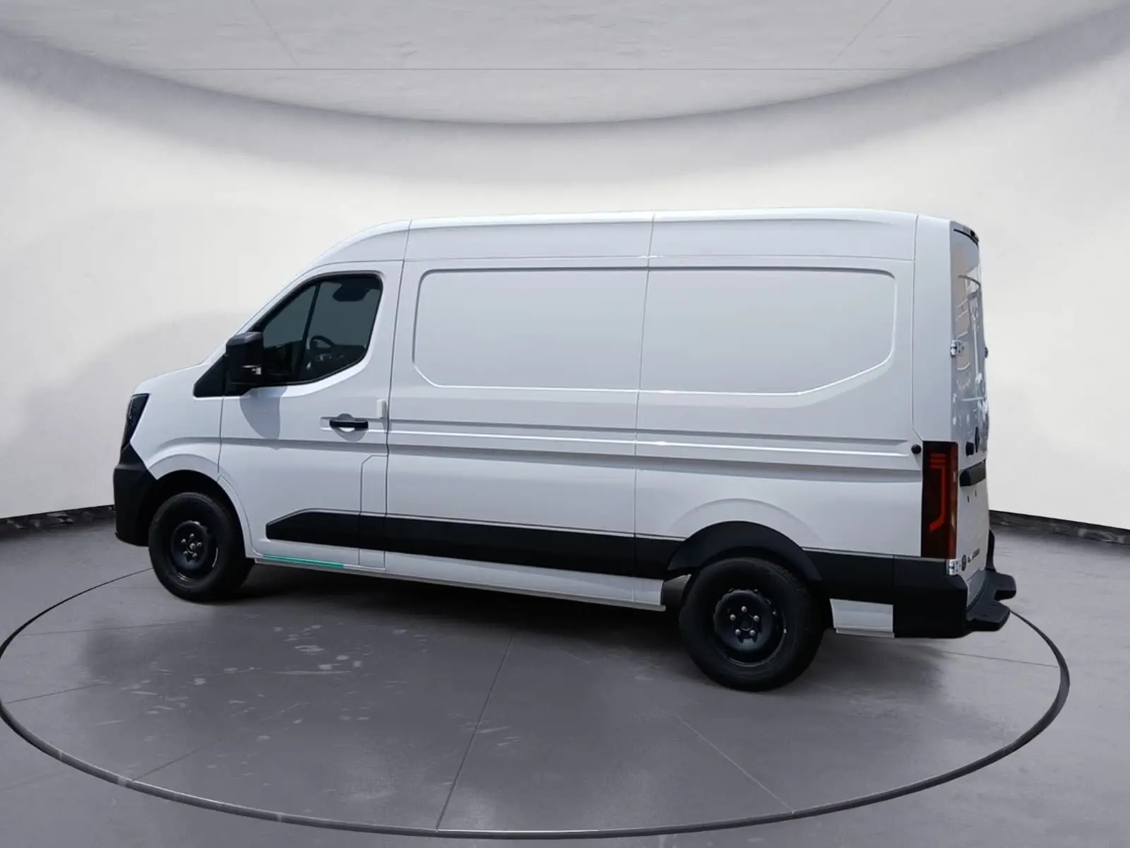 Vue de profil côté gauche d’un Renault Master blanc L2H2 avec protections noires et jantes acier noires.