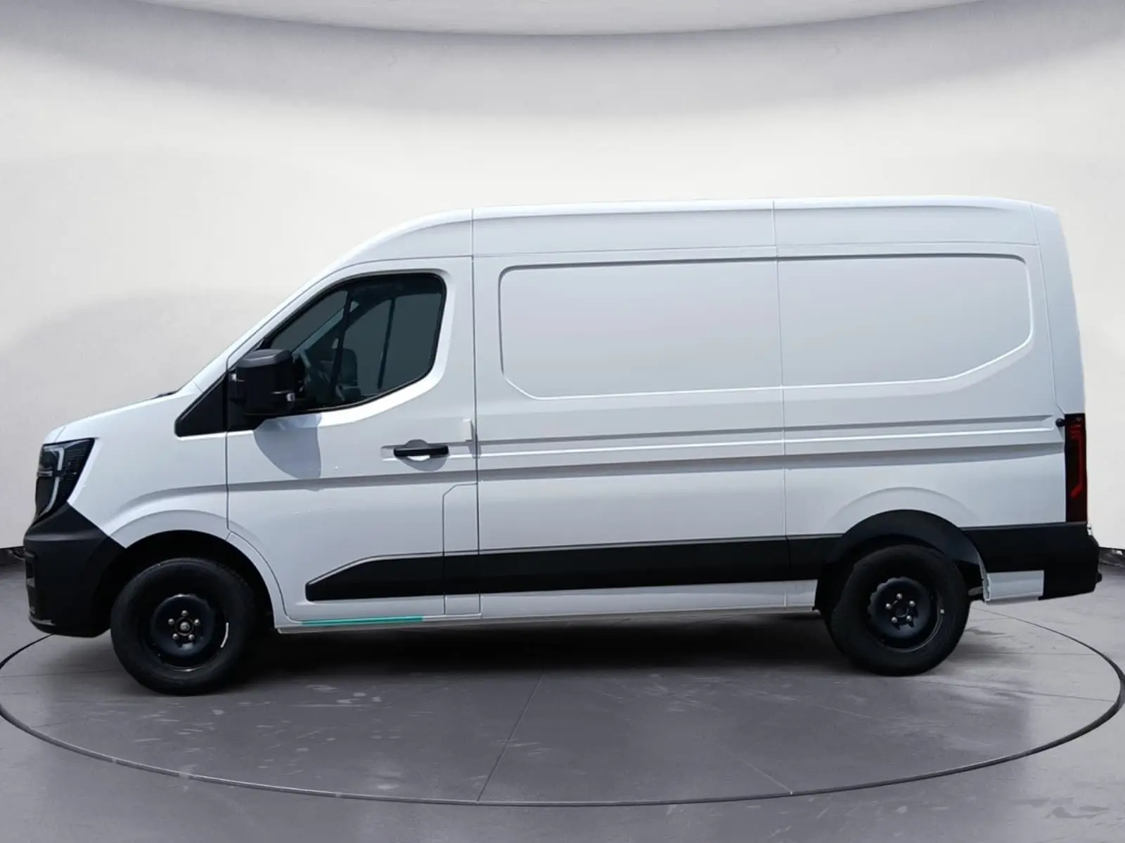 Vue latérale côté gauche d’un utilitaire Renault Master blanc avec bande noire basse et roues acier noires.