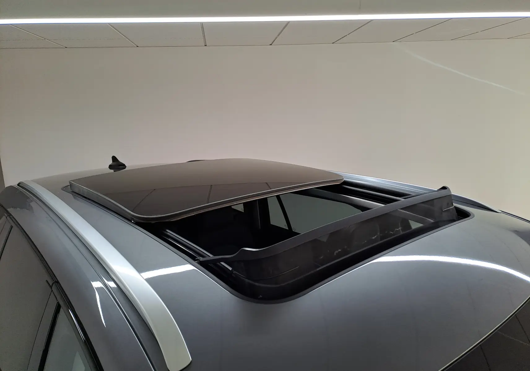 Toit panoramique ouvrant électrique en verre du SUV Skoda Kodiaq gris graphite vu en léger angle côté gauche.