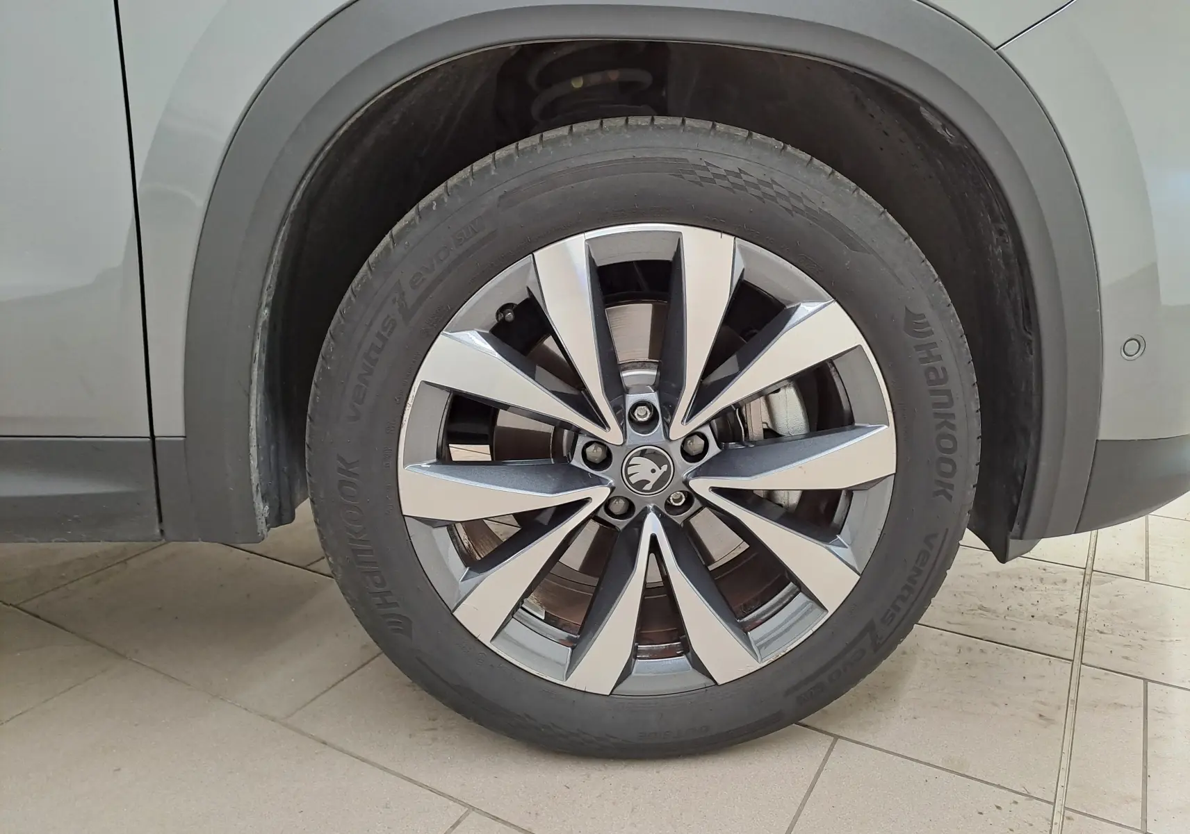Gros plan sur la roue avant gauche du Skoda Kodiaq gris graphite avec jante alliage 19'' Lefka anthracite.