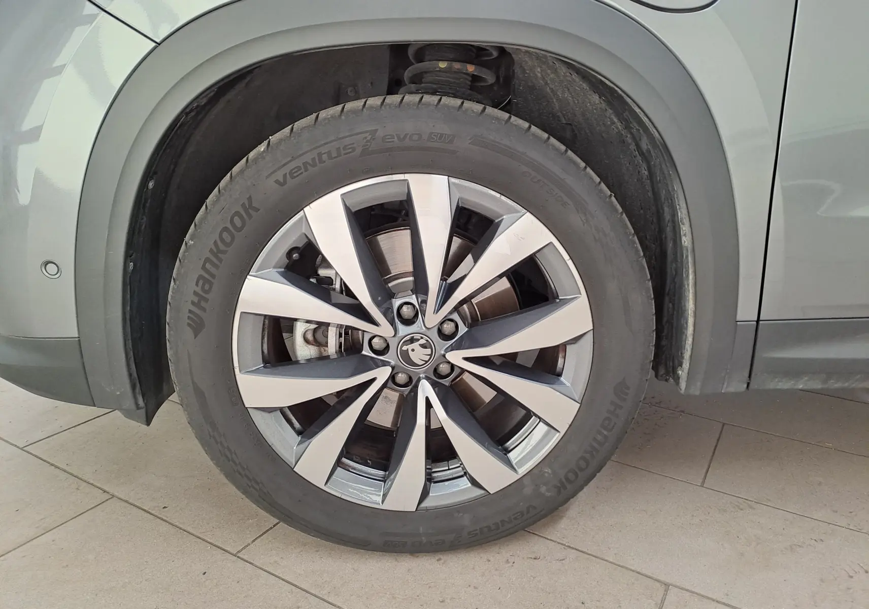 Gros plan sur la roue avant gauche du Skoda Kodiaq gris graphite avec jante alliage 19'' Lefka anthracite.