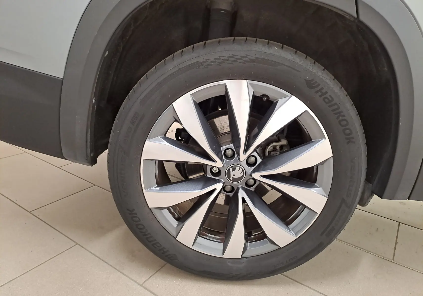 Gros plan sur la jante alliage 19'' Lefka anthracite du côté avant droit du Skoda Kodiaq gris graphite 2025.
