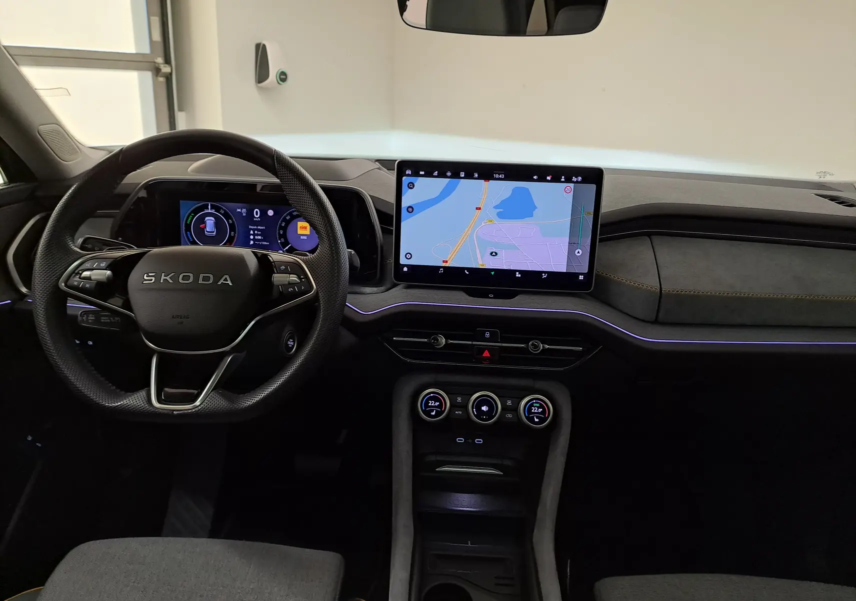 Vue intérieure frontale du Skoda Kodiaq 2025 avec tableau de bord numérique et écran tactile de navigation.