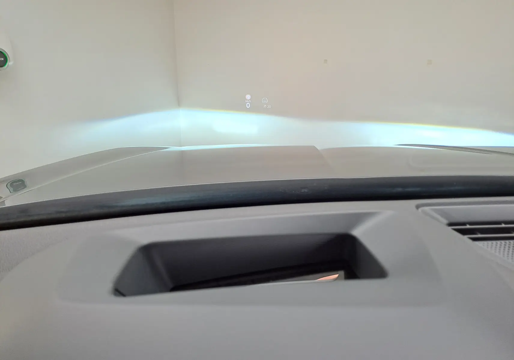 Vue intérieure du tableau de bord du Skoda Kodiaq gris graphite 2025 avec affichage tête haute projeté sur le pare-brise.