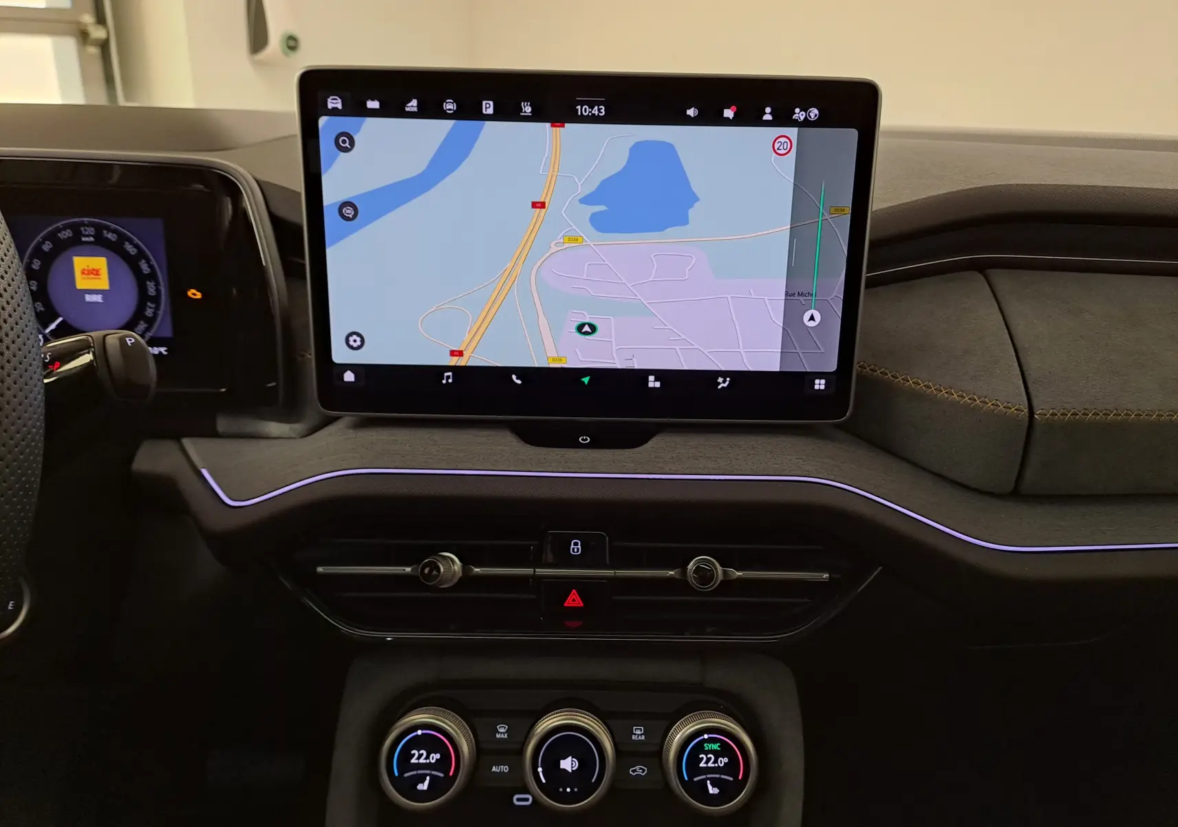 Vue intérieure du tableau de bord du Skoda Kodiaq 2025 gris graphite, avec écran tactile central affichant la navigation.