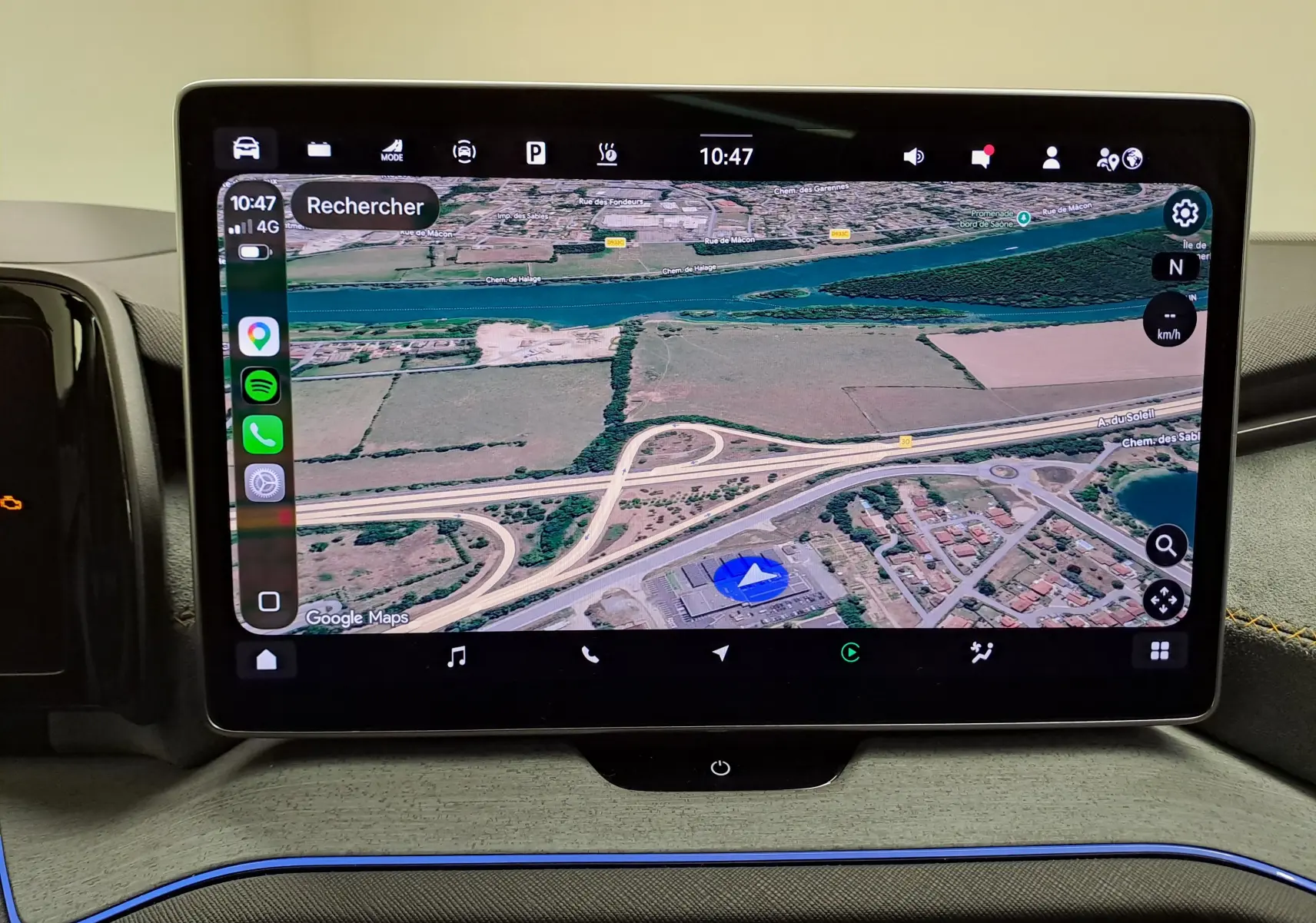 Écran tactile central du Skoda Kodiaq 2025 affichant la navigation GPS avec carte en vue satellite.