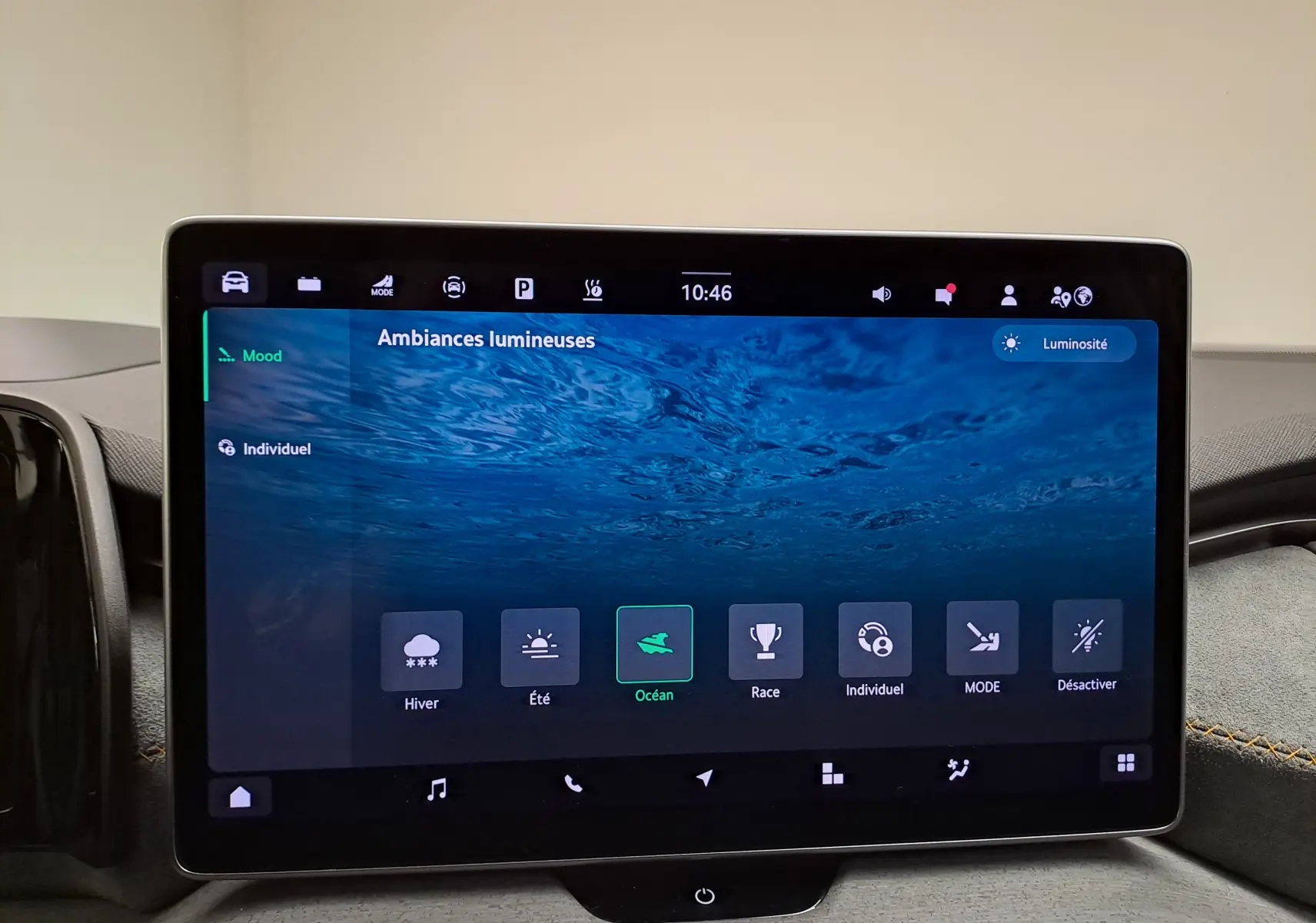 Écran tactile intérieur affichant les options d'ambiances lumineuses du Skoda Kodiaq gris graphite, vue de face.