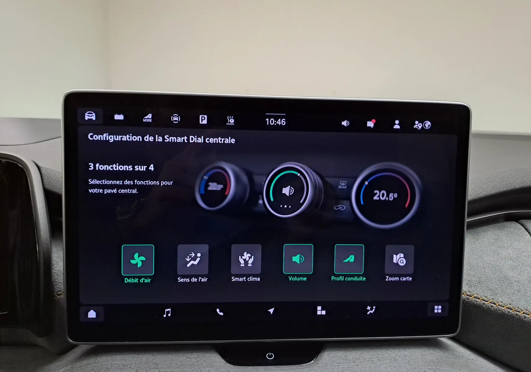 Écran tactile central du Skoda Kodiaq 2025 affichant la configuration de la Smart Dial avec commandes climatisation et volume.