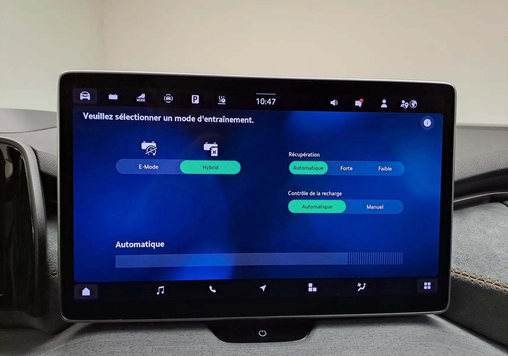 Écran tactile du tableau de bord du Skoda Kodiaq 2025 affichant les modes de conduite hybride.