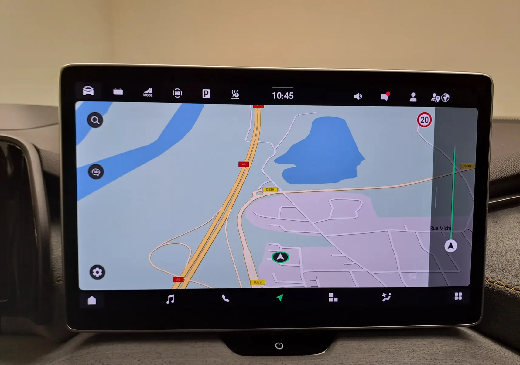 Écran tactile du système de navigation du Skoda Kodiaq 2025 affichant une carte routière en intérieur.