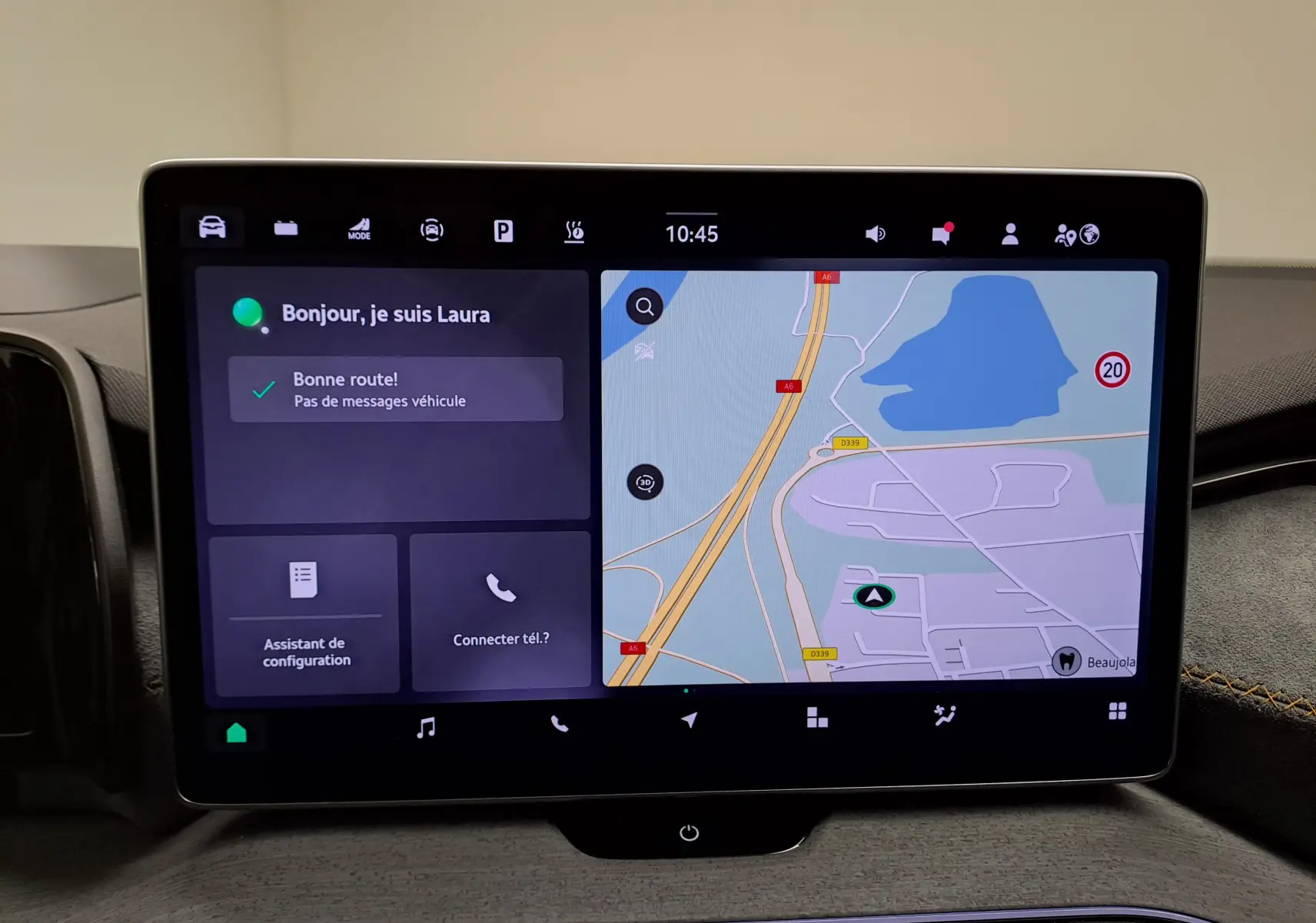 Écran tactile central du Skoda Kodiaq 2025 affichant navigation et assistant vocal dans un intérieur sobre.