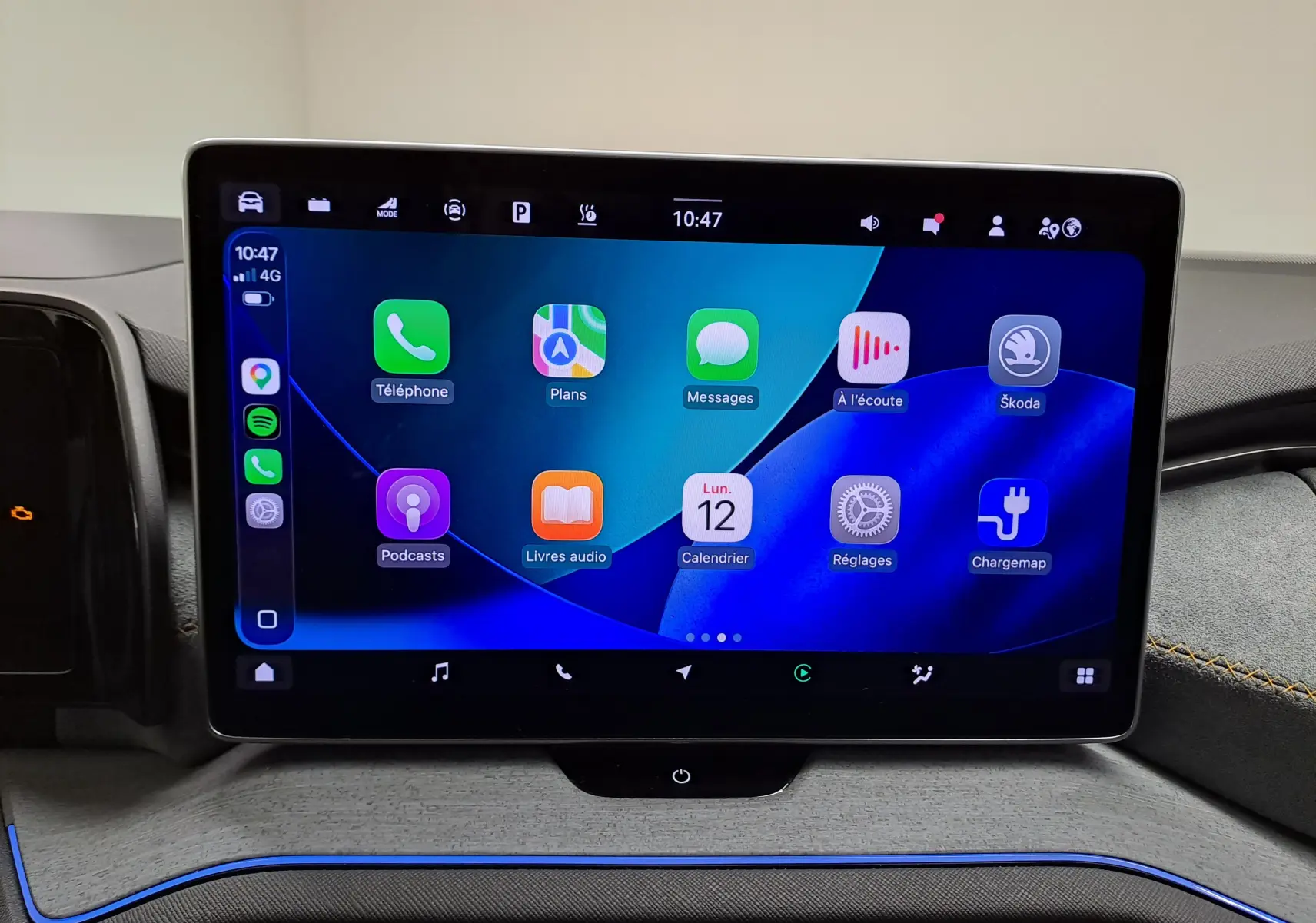 Écran tactile central du tableau de bord du Skoda Kodiaq 2025 affichant interface Apple CarPlay colorée.
