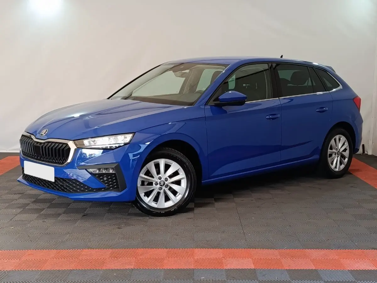 Vue 3/4 avant droite d'une Skoda Scala bleu vif avec jantes alliage et calandre noire chromée.