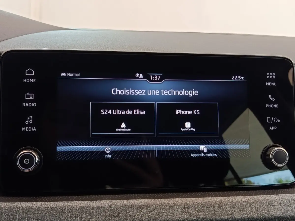 Écran tactile central du tableau de bord de la Skoda Scala bleu, affichant les options Android Auto et Apple CarPlay.