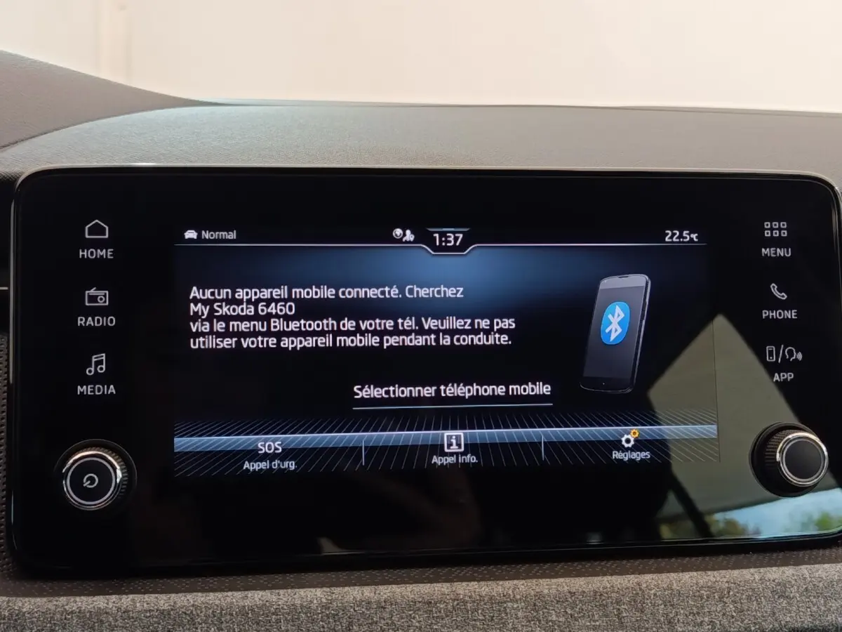 Écran tactile central du tableau de bord de la Skoda Scala 2025 affichant le menu Bluetooth et les options de connexion.