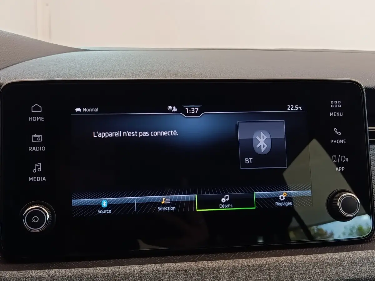 Écran tactile central du tableau de bord d’une Skoda Scala bleu, affichant un message de connexion Bluetooth inactive.