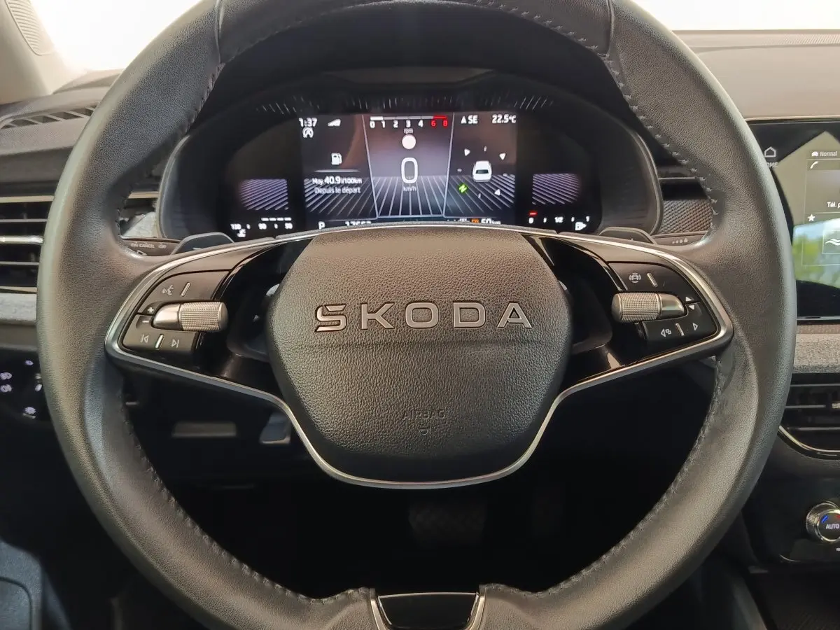 Gros plan sur le volant cuir noir SKODA avec tableau de bord digital et écran tactile du Skoda Scala 2025.