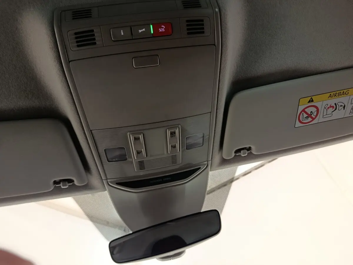 Vue intérieure du plafond avant de la Skoda Scala 2025, avec commandes d'éclairage et bouton SOS visibles.