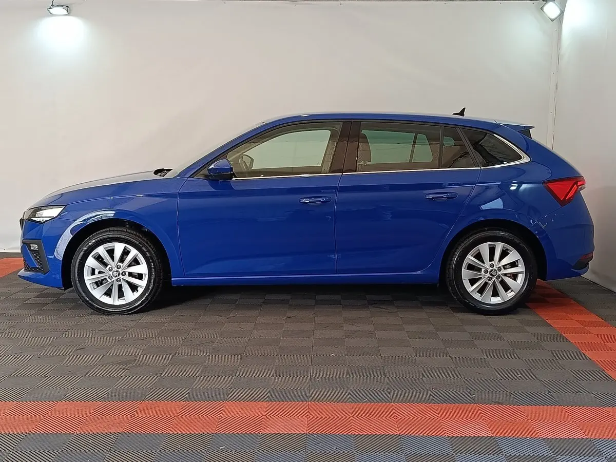 Vue latérale droite d'une Skoda Scala 2025 bleu intense, avec jantes alliage et lignes épurées.