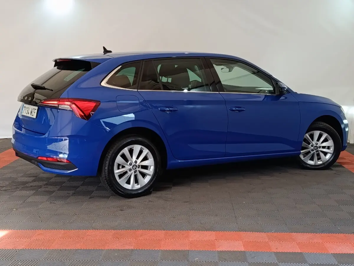 Vue latérale droite d'une Skoda Scala 2025 bleu vif avec jantes alliage et vitres teintées arrière.