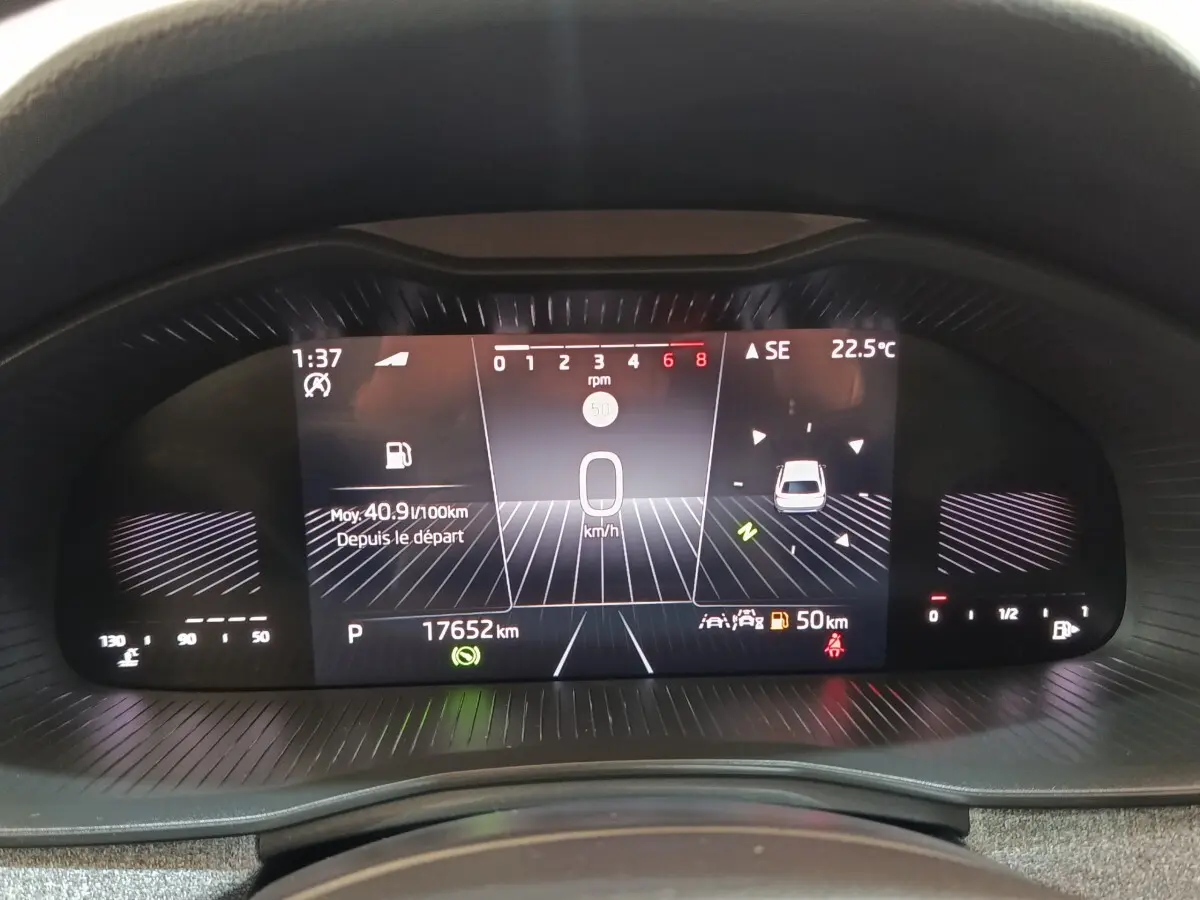 Affichage numérique du combiné d'instruments de la Skoda Scala 2025, montrant vitesse, température et autonomie.