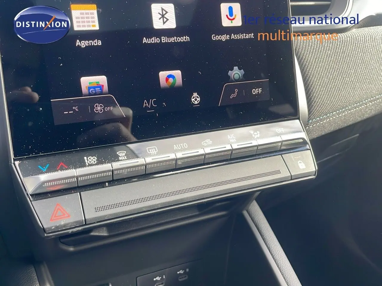 Gros plan sur la console centrale tactile du Renault Captur E-Tech gris Rafale avec finition Alpine et détails des commandes climatisation.