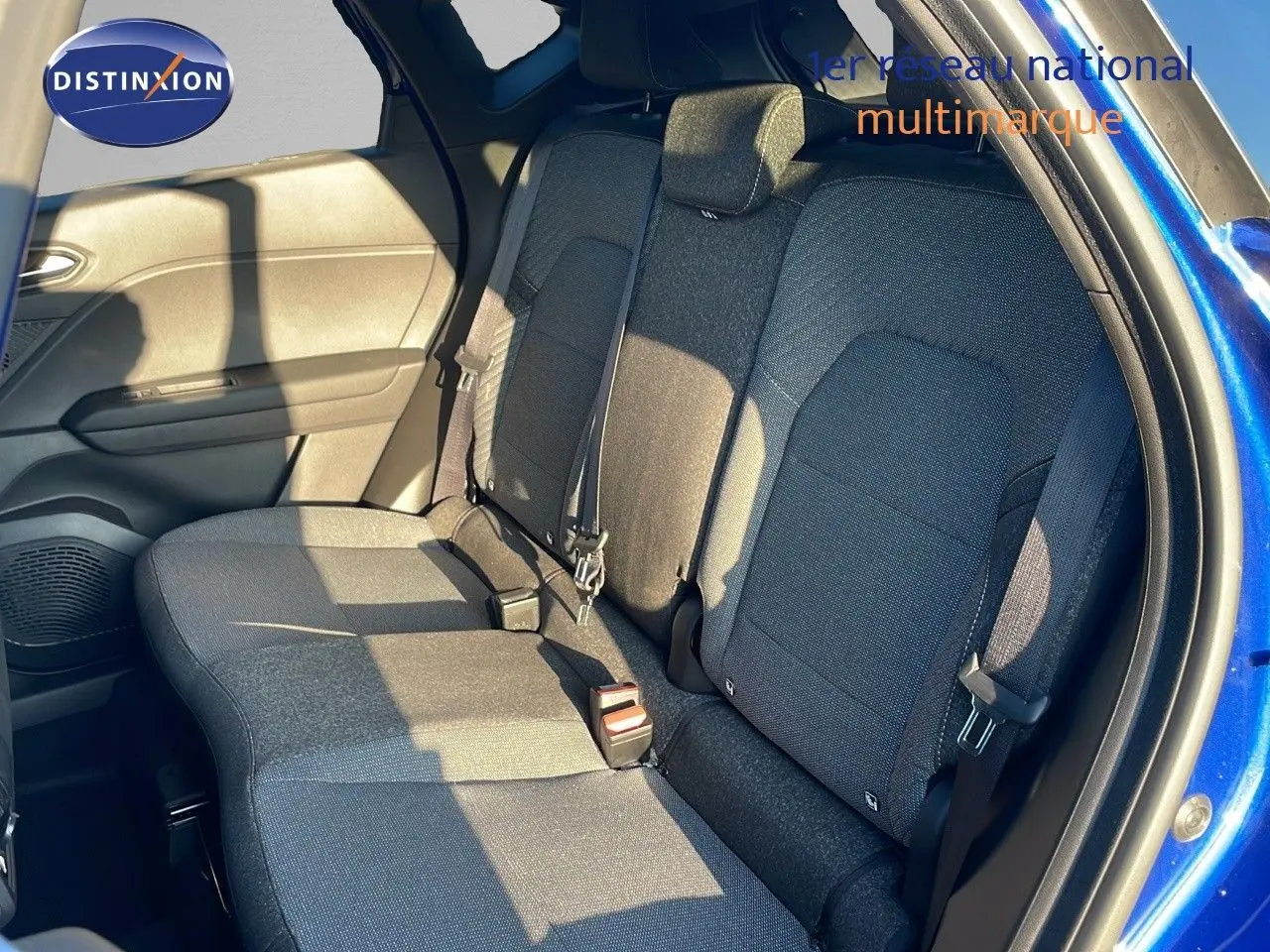Vue intérieure côté droit des sièges arrière en tissu gris du Renault Captur E-Tech hybride bleu iron metal avec toit noir.