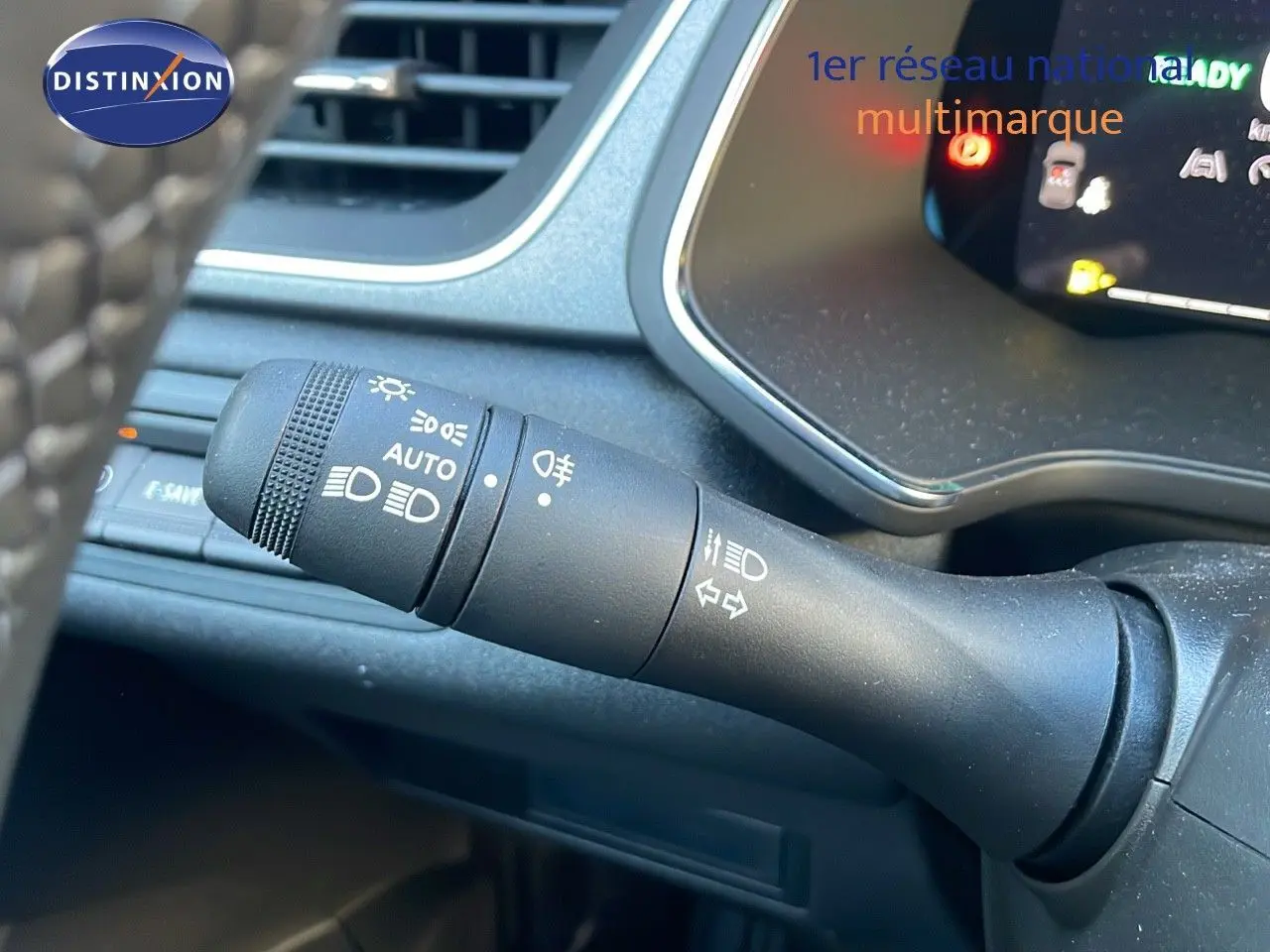 Gros plan sur la commande des phares et clignotants du tableau de bord du Renault Captur E-Tech hybride.