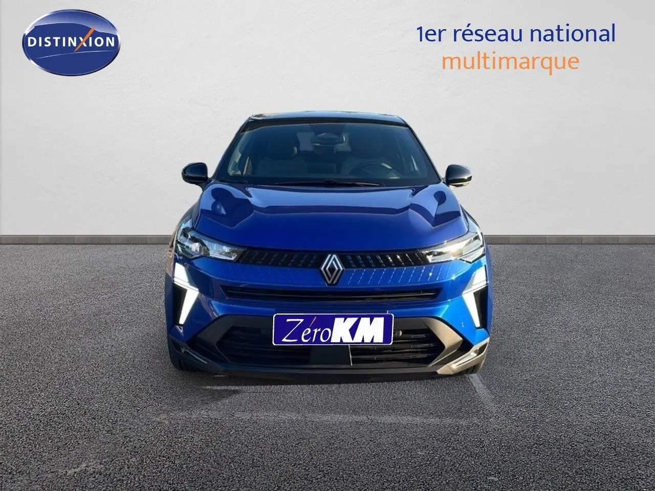 Vue frontale d'un Renault Captur E-Tech hybride bleu Iron Metal avec toit noir et éclairage LED distinctif.