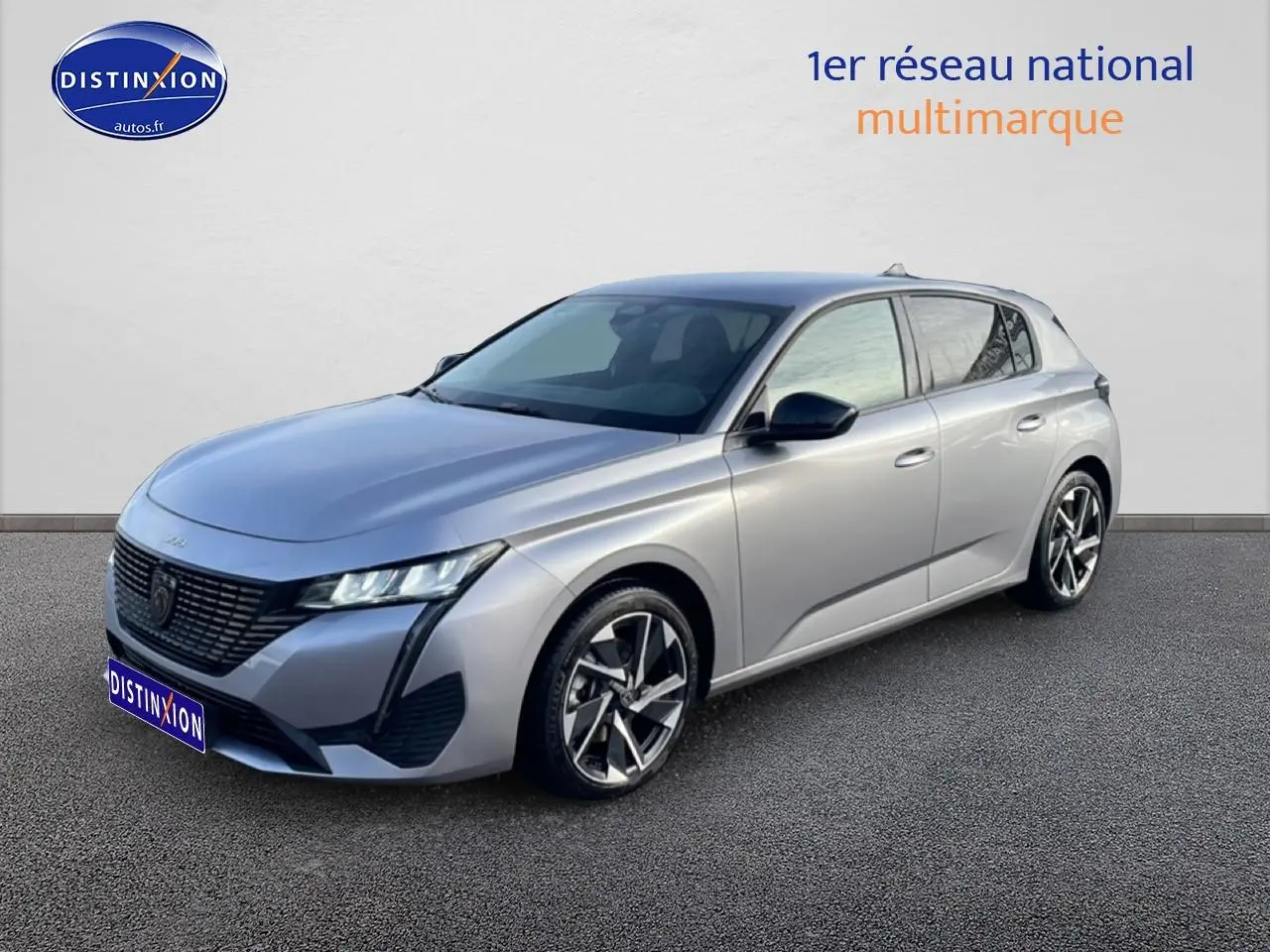 Peugeot 308 gris Artense vue 3/4 avant droit avec jantes alliage et calandre noire distinctive.