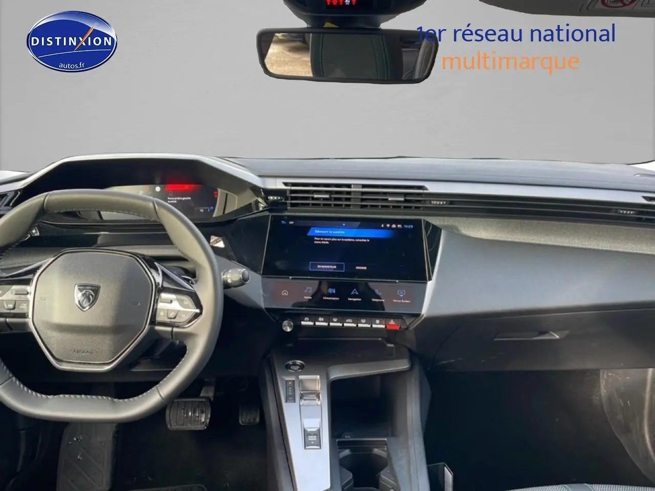 Intérieur de la Peugeot 308 1.2 hybrid 145 allure 2025 vu de face, tableau de bord noir avec écran tactile central.