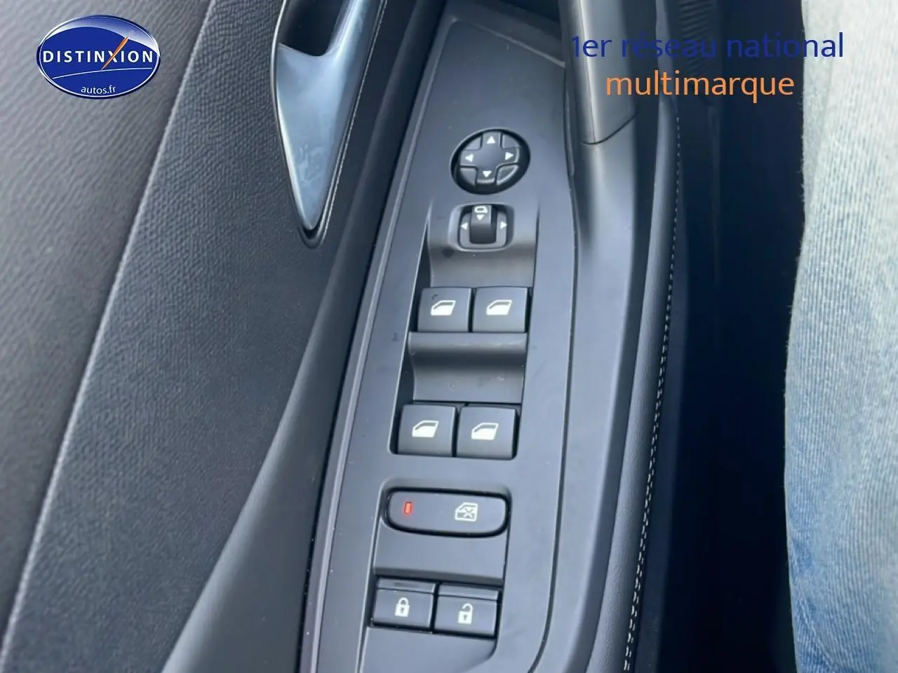 Gros plan sur les commandes des vitres et rétroviseurs côté conducteur d'une Peugeot 308 gris artense.