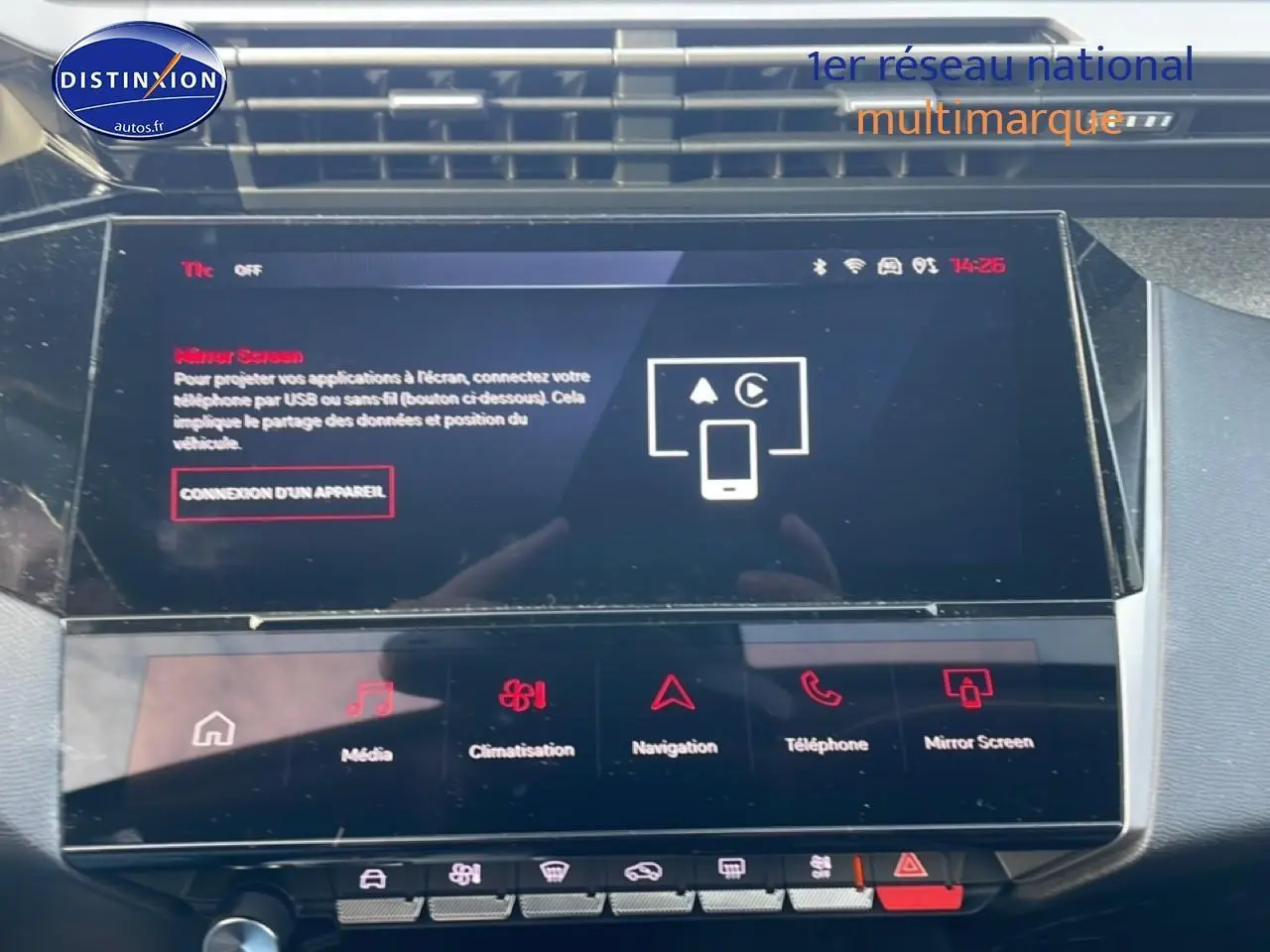 Vue rapprochée de l’écran tactile central de la Peugeot 308 gris Artense, affichant les options multimédia et navigation.