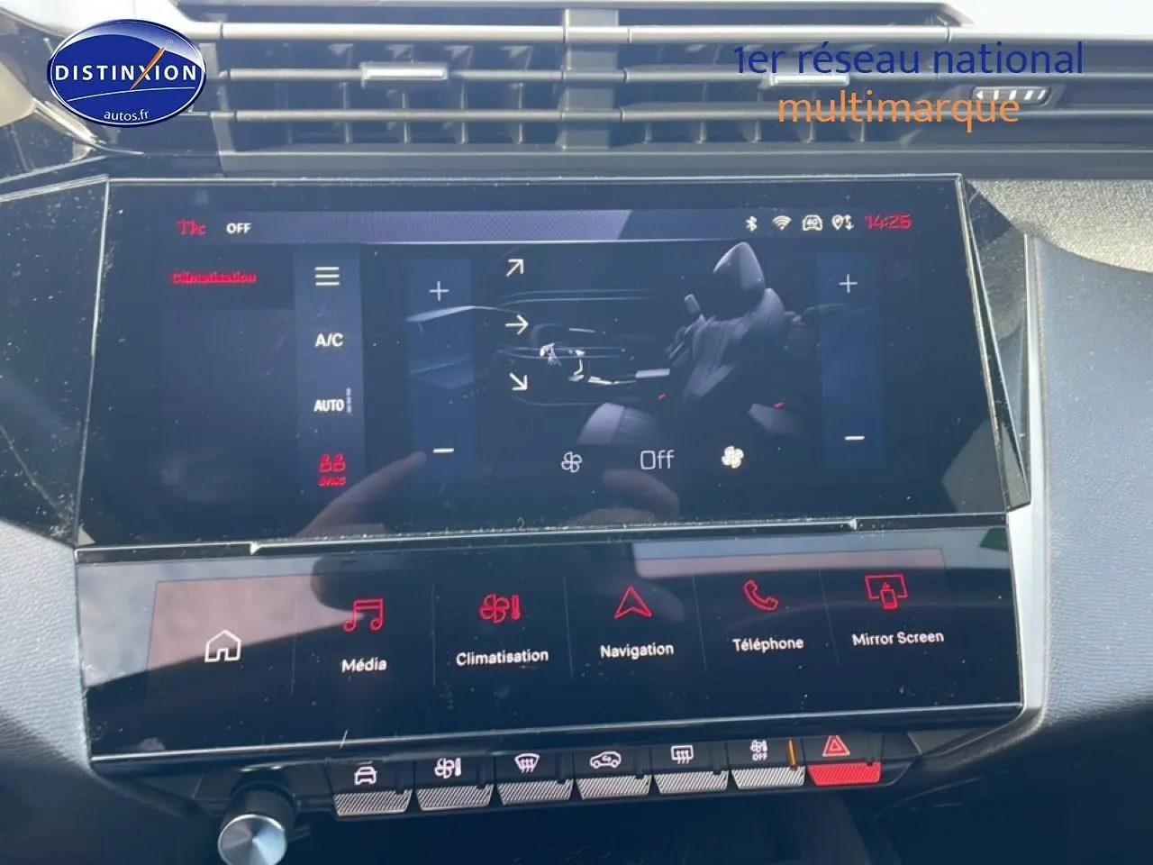 Vue rapprochée de l’écran tactile central de la Peugeot 308 1.2 hybrid 145 allure gris artense, affichant les commandes de climatisation.