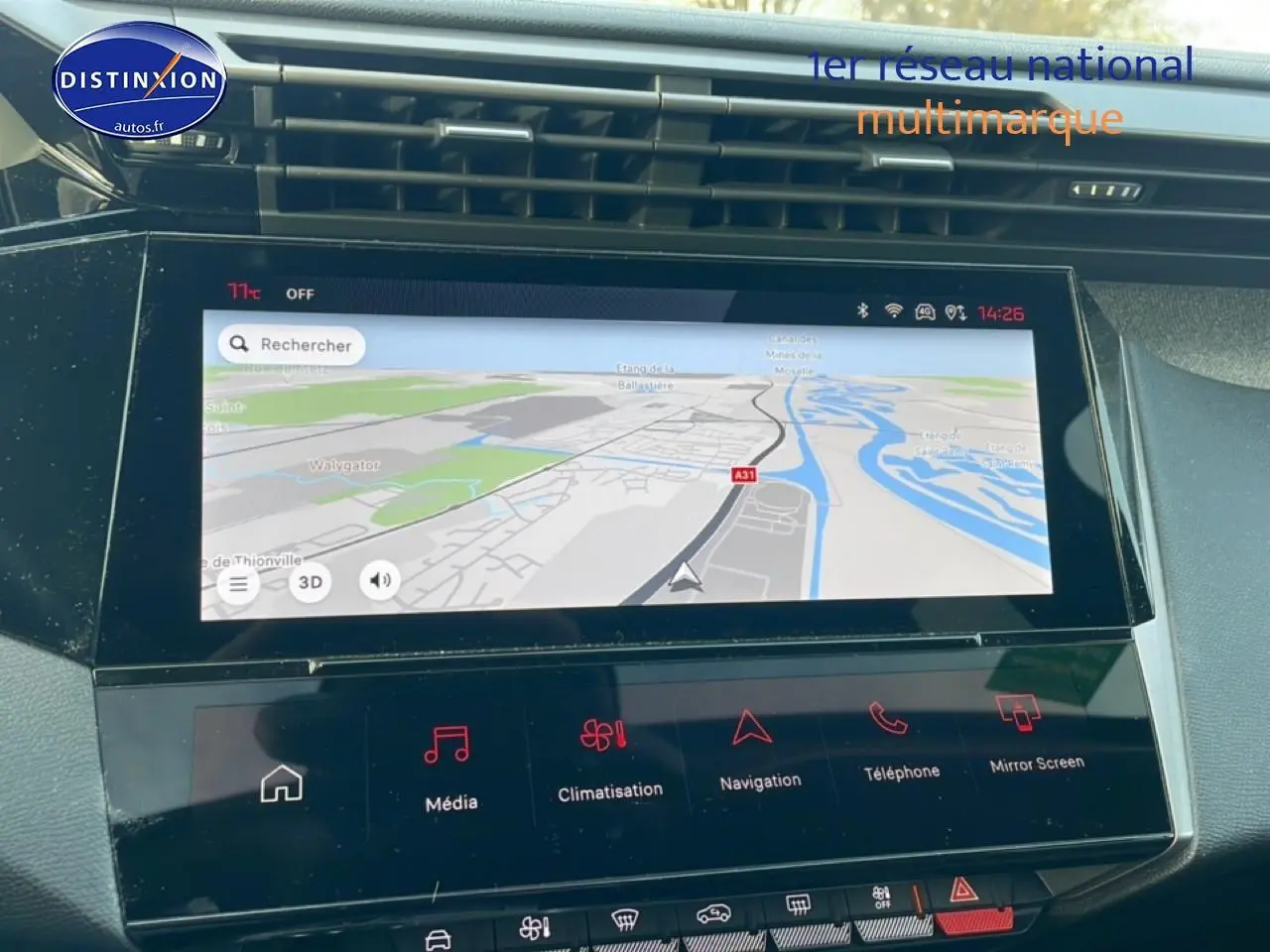 Écran tactile central affichant la navigation dans l’habitacle d’une Peugeot 308 gris Artense, vue de face.